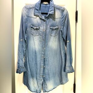 Geegee size small blue jean long sleeve collar top. Lightweight